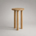 Runder Beistelltisch aus massiver Eiche, Natur, Ø 35 × H 60 cm, mit 3 Beinen